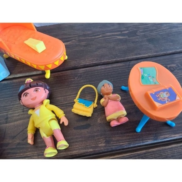 Dora lot - Picture 6 of 9